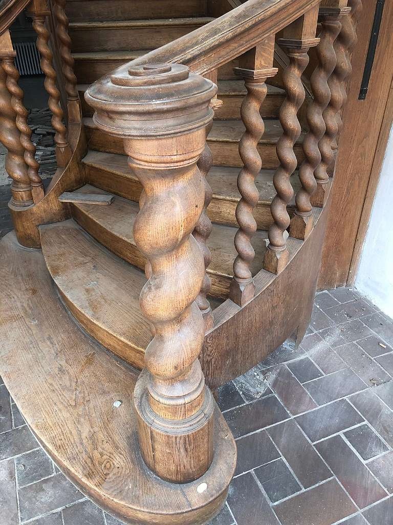 Staré dubové schodisko s zábradlím - 2