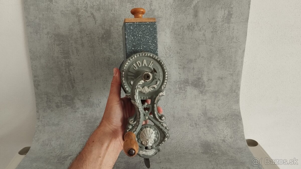 Velmi starý krásný velký mlyncek na strouhanku IDA - 2