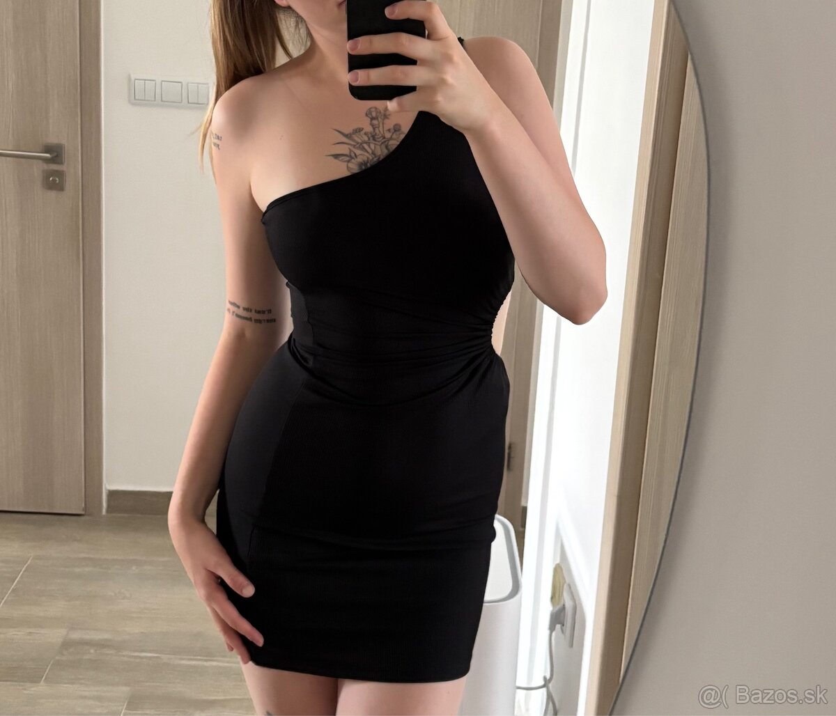Predám sexi obtiahnuté čierne minišaty - 2