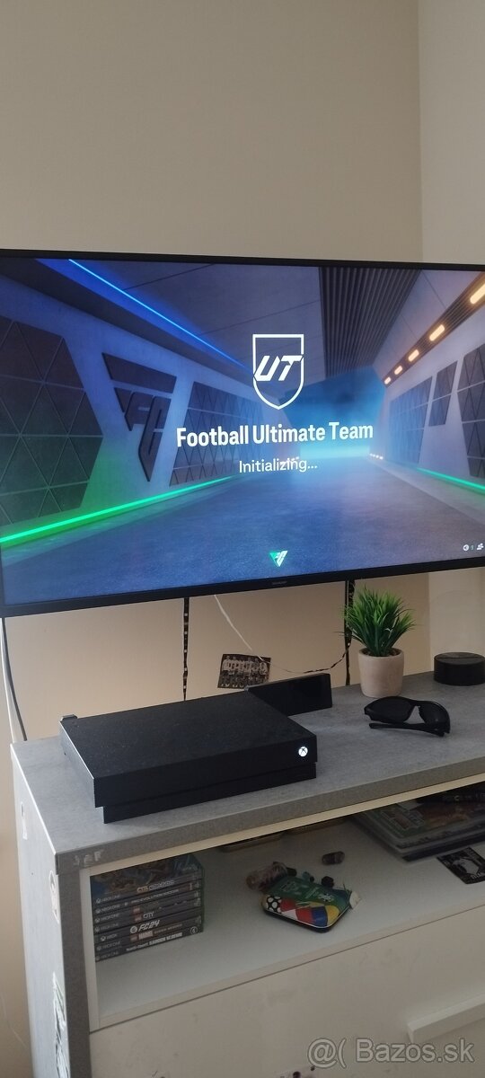 Xbox one x 1TB, + hry - 2