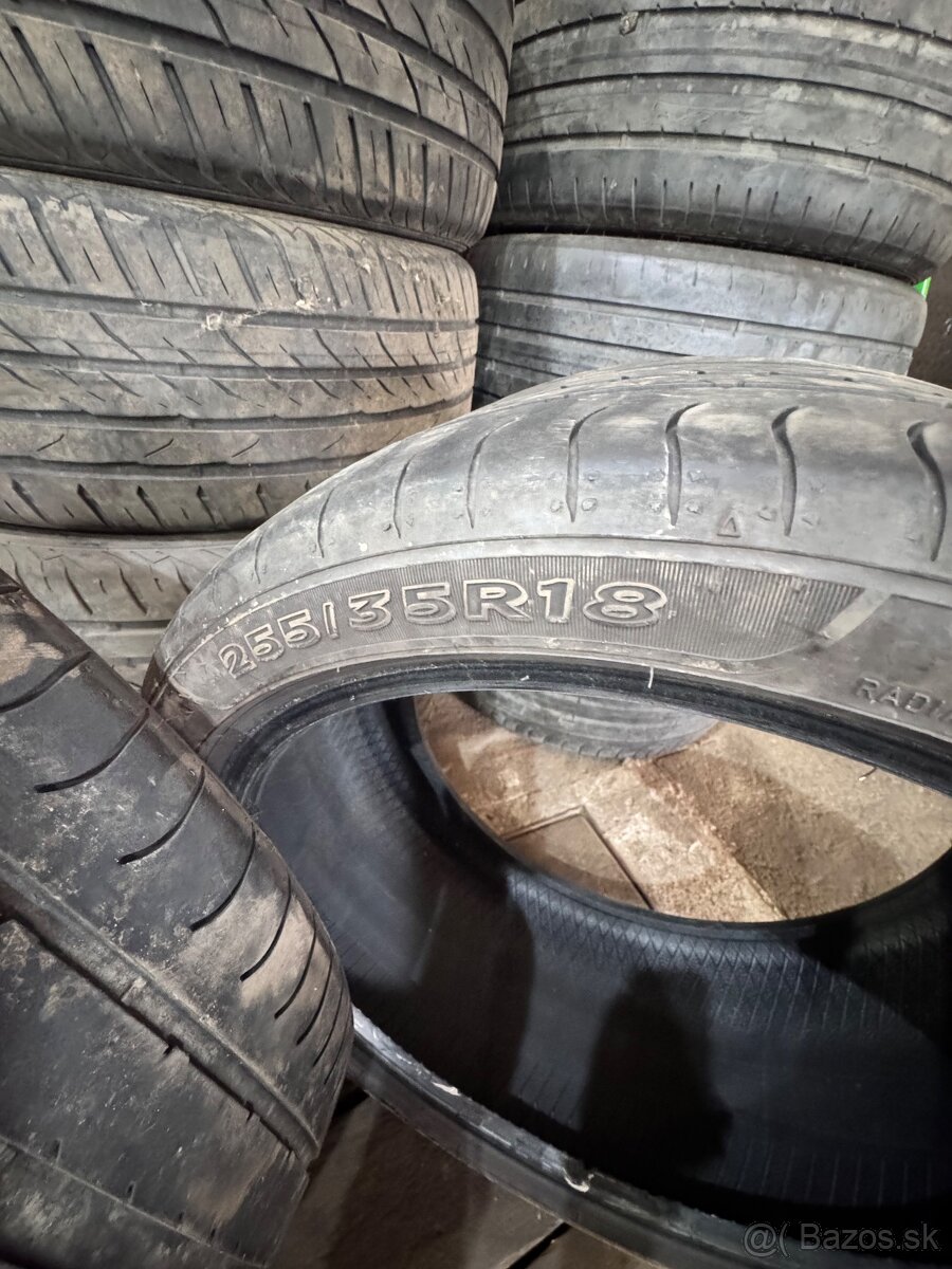 255/35R18 - 2