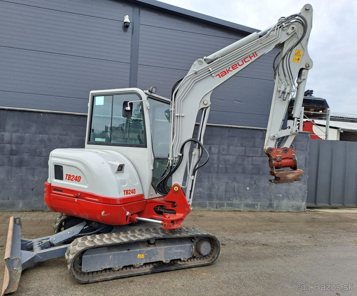 TAKEUCHI TB240 DIESEL - 2