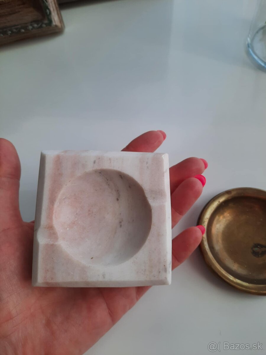 Starý popolník z mramoru - 2