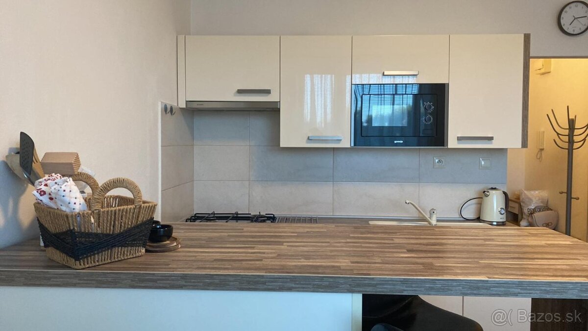 Ponúkam do prenájmu jednoizbový byt v Leviciach Jednoizbový - 2