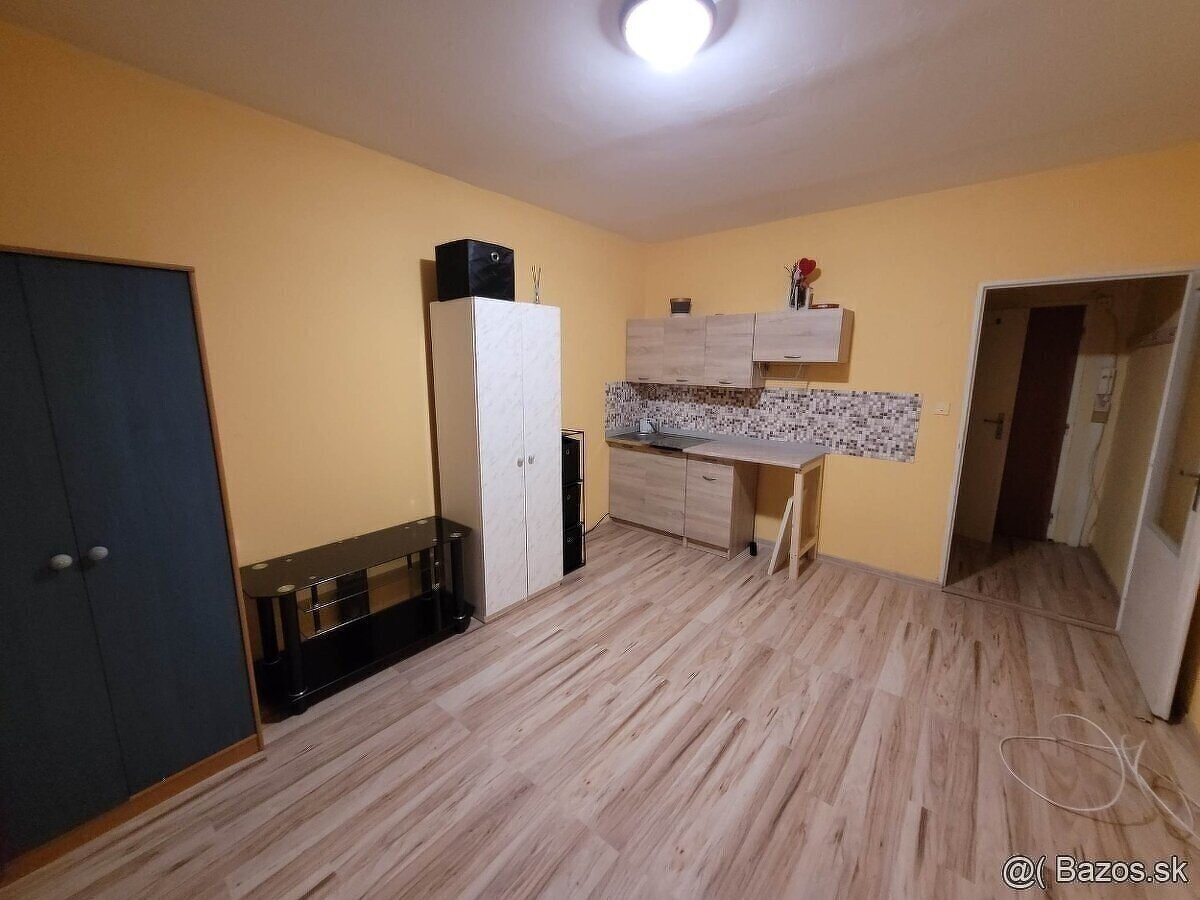 Ponúkame do prenájmu garsonku v Štúrove - 2