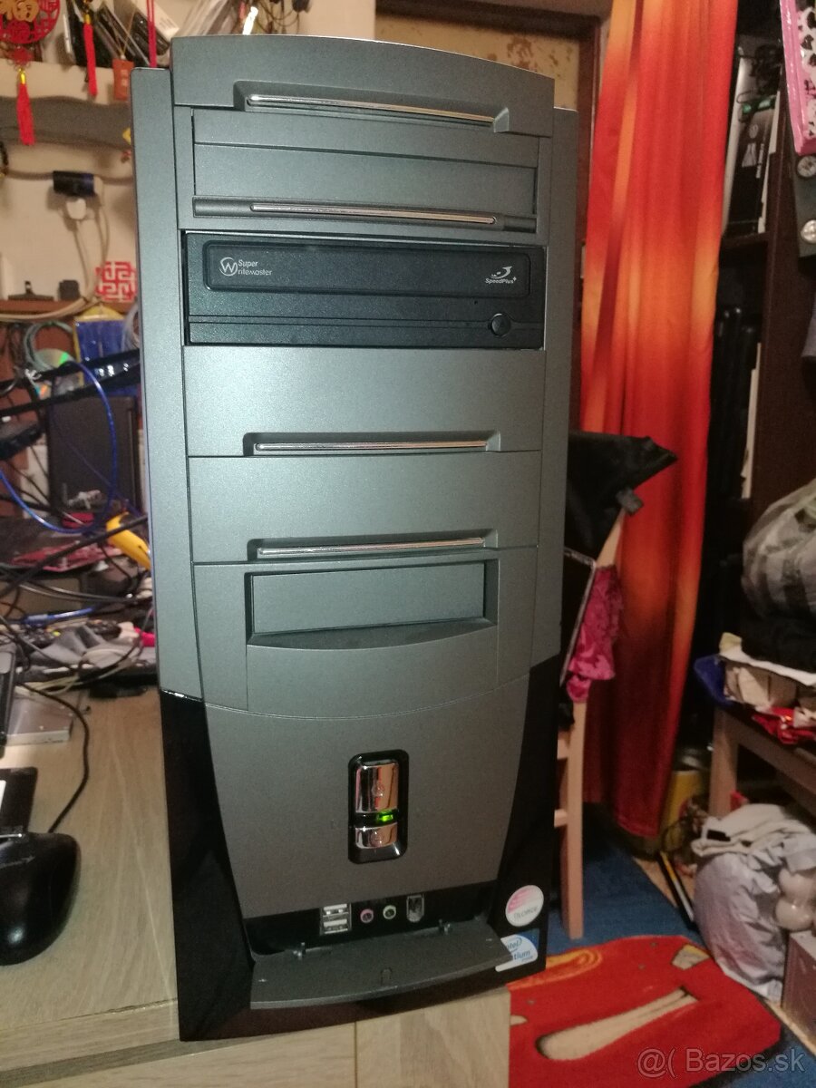 PC Intel Pentium DualCore. 2 X 250 GB. 4 GB. Windows 7. - 2