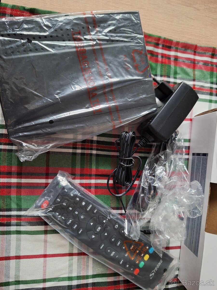 Digitálny HD satelitní prijímač s čítačkou Strong SRT 7502 - 2