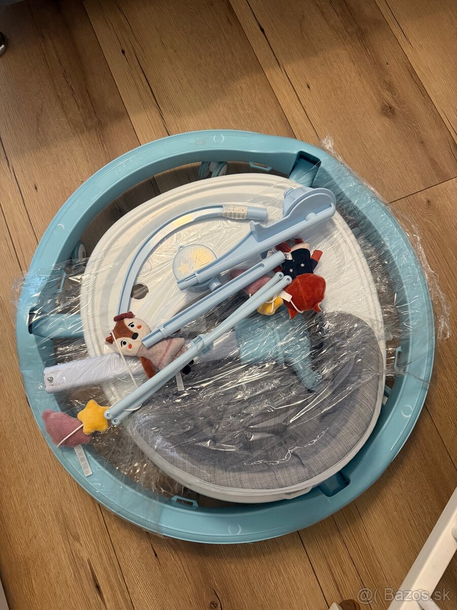 Detské choditko a hrací kolotoč nad postieľku - 2