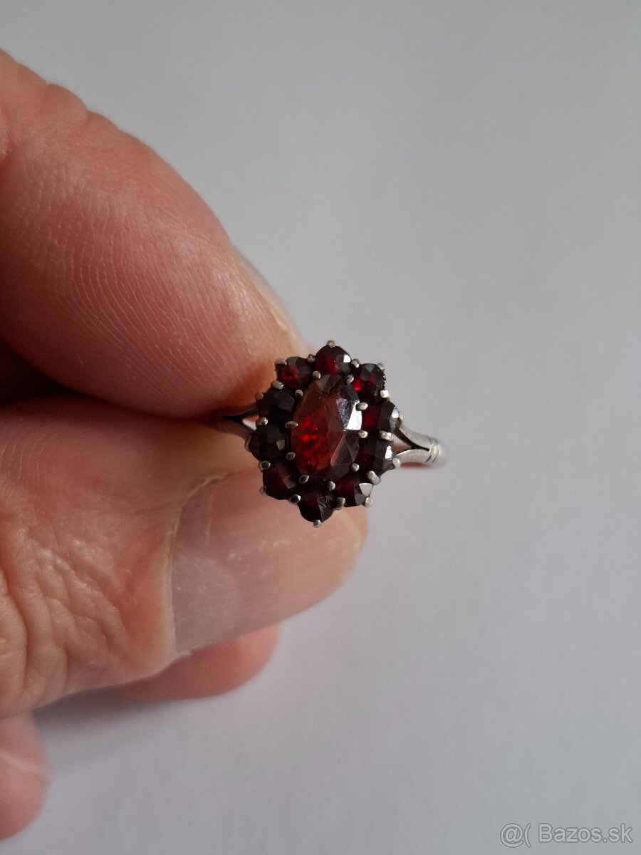 Strieborný prsteň s českými granátikmi 2 - 2