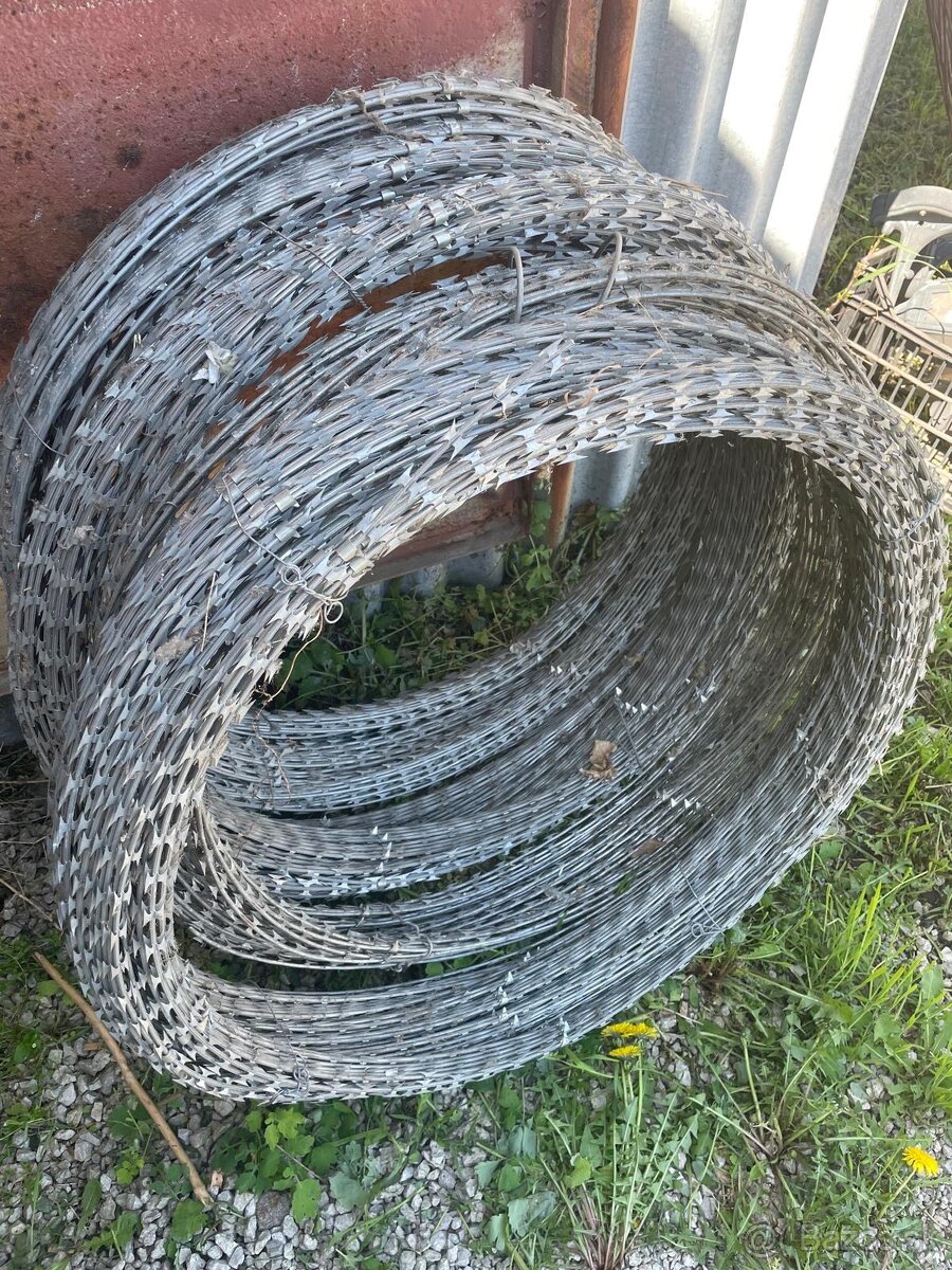 Predám ostnatý / žiletkový drôt - 2