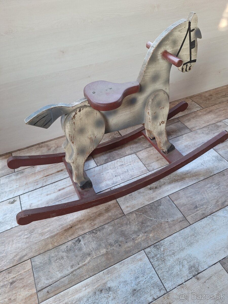 Starý hojdací drevený koník - 2