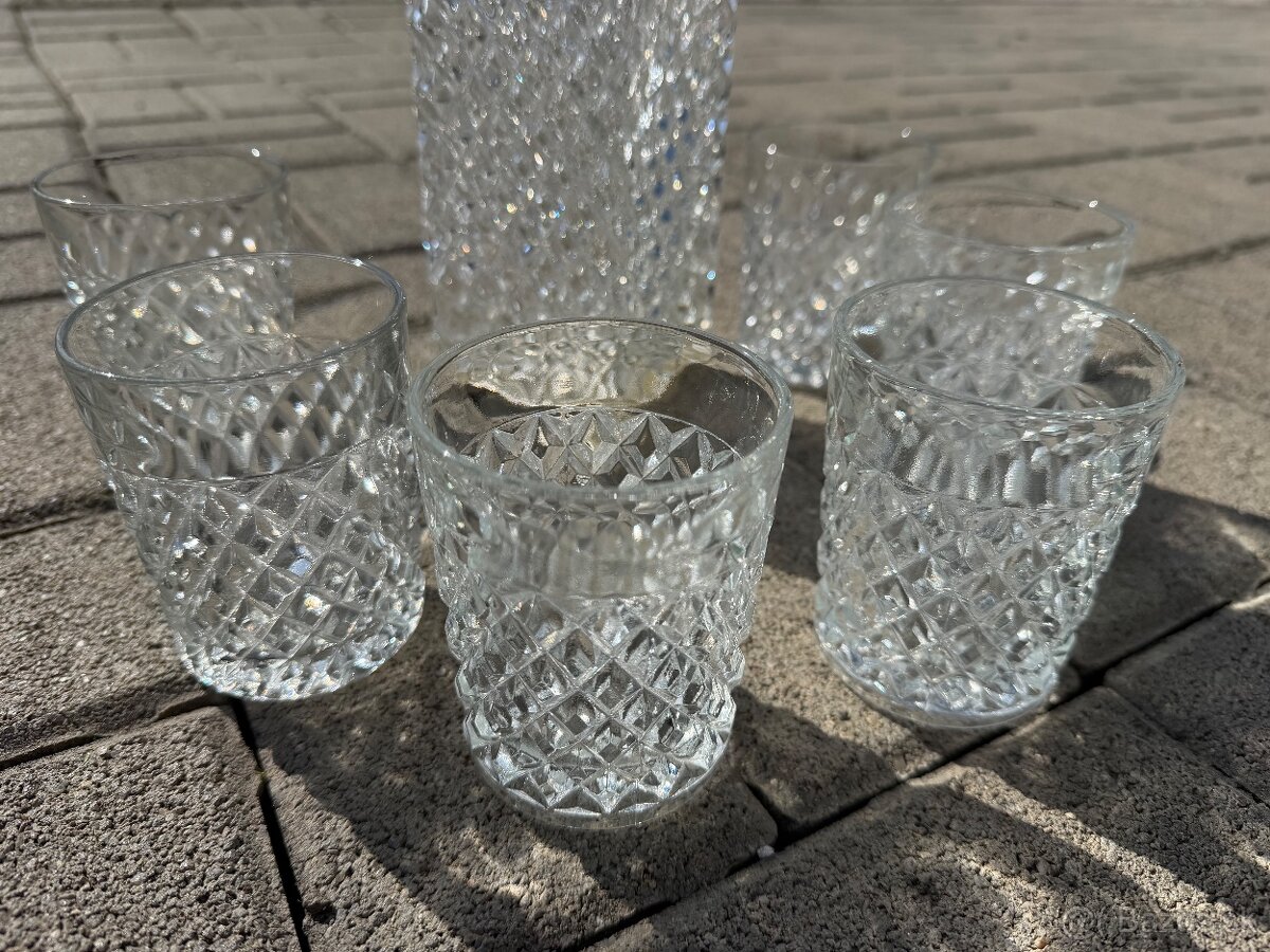 Karafa s pohárikmi - 2