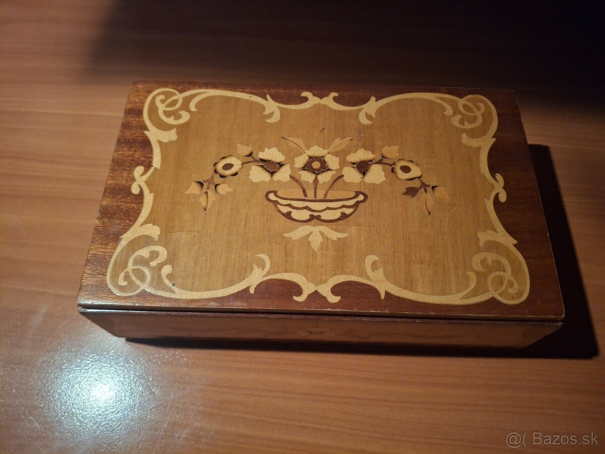 Starozitna sperkovnica - 2