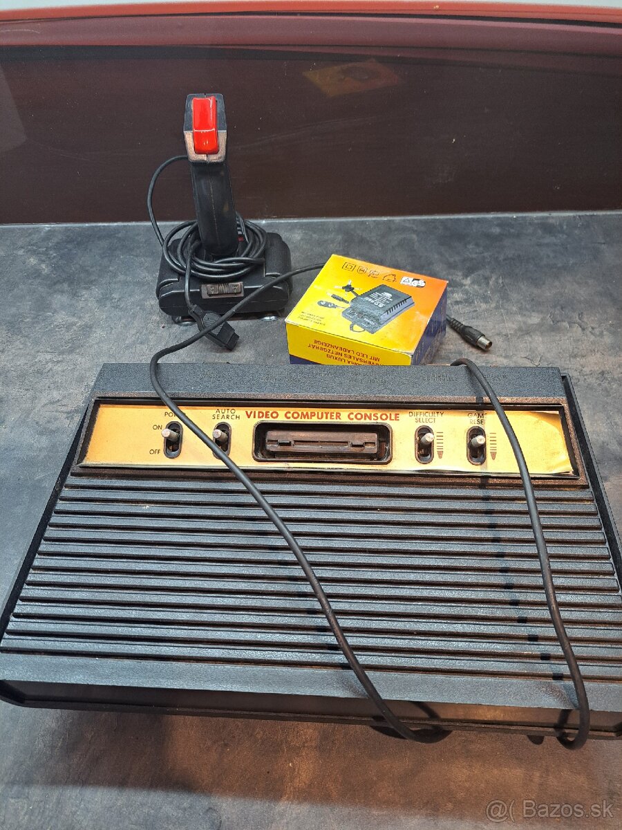Video game console klon Atari 2600 s joystickom. - 2