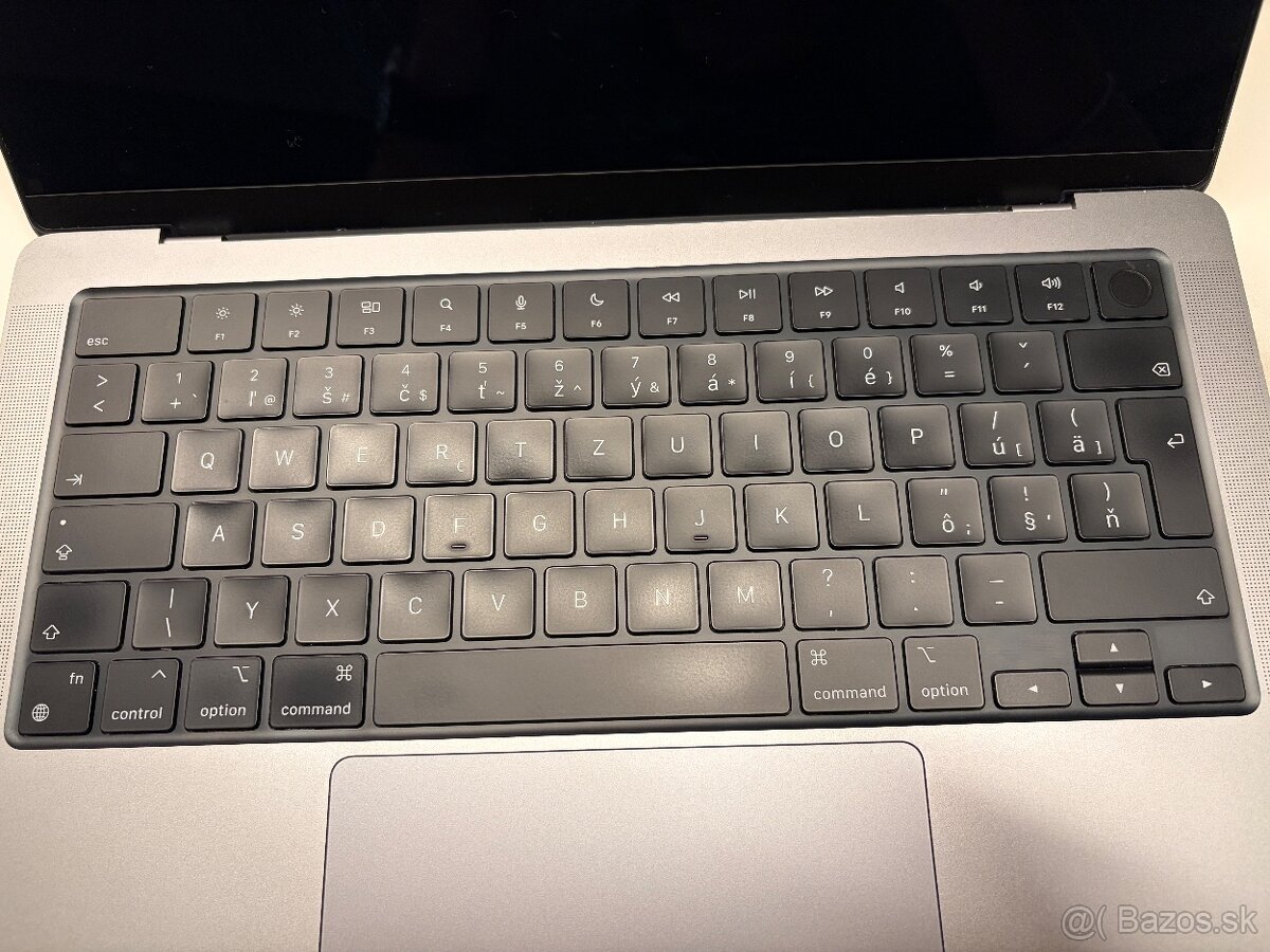 MacBook Pro 14” (2021) M1, 16 GB + obal - 2