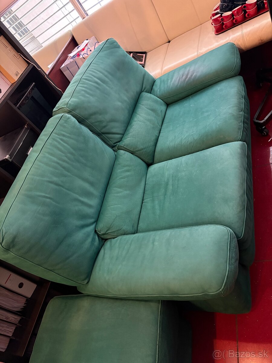 Zelena kozenna sedacka, rozkladacia 2+3 a taburet - 2