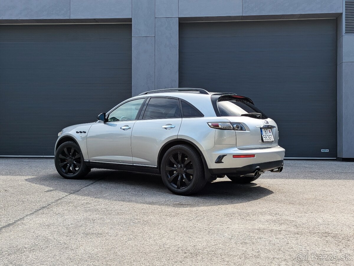 SUV Infiniti / 314 koní, automat, V8 / - 2