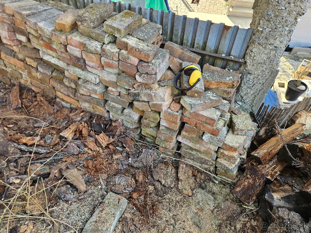 Staré pálené tehly - cca. 150 ks, očistené - 2