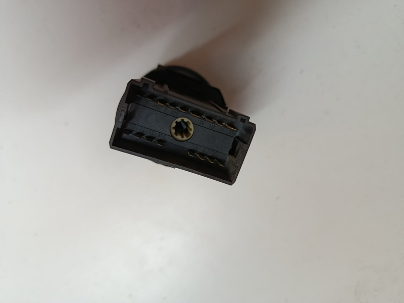 vypinac svetiel passat b5 1c0941531 20€ - 2