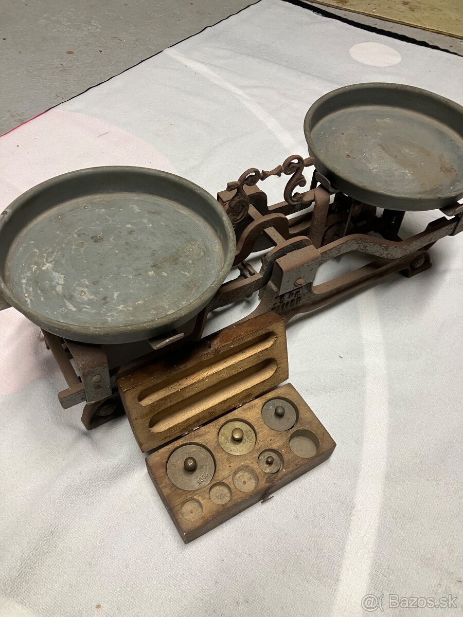 Starý liatinová obchodná váha + sada mosadzných závaží - 2