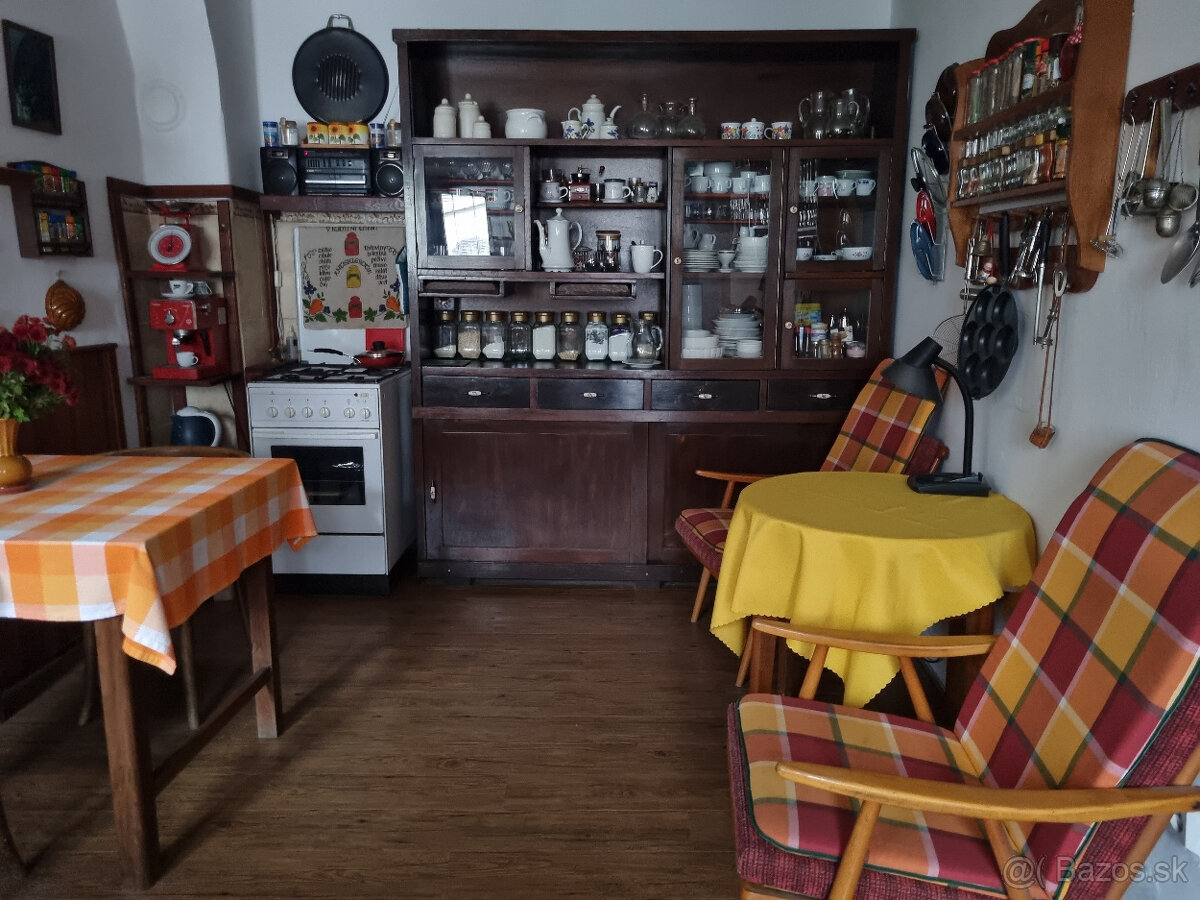 RODINNÝ a HOSŤOVSKÝ DOM,STODOLA a POZEMOK 2924m2 HRÁDOK NMNV - 2