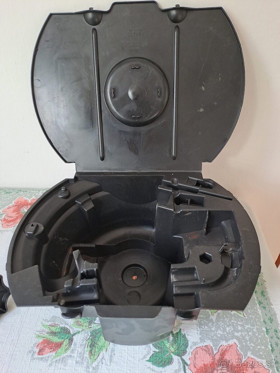 Box do rezervy kolesa s náradím. - 2