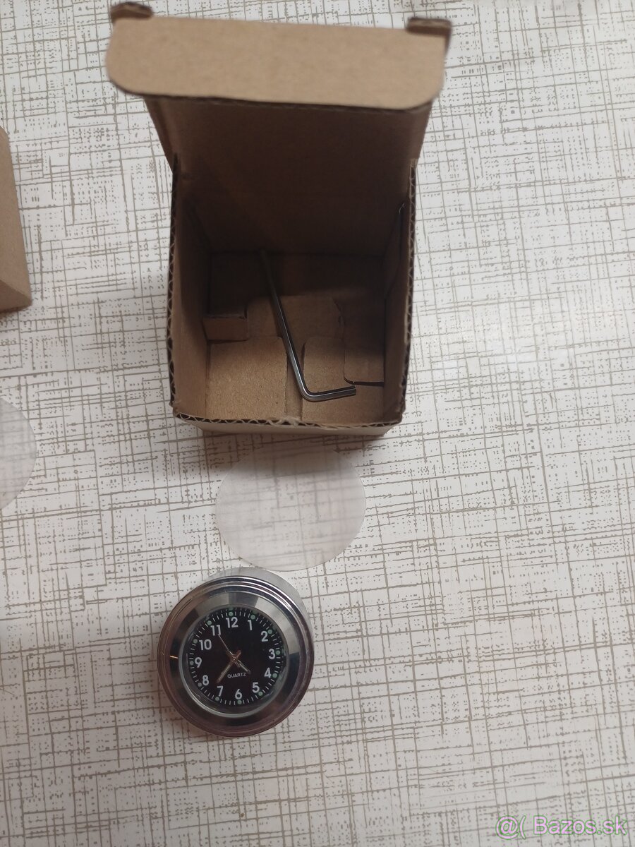 Hodiny a teplomer na riadidlá motorky. - 2