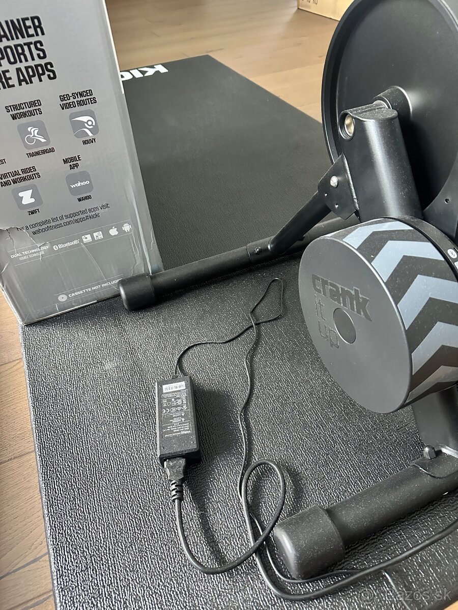 Wahoo KICKR CORE SMART cyklotrenažér s kazetou a podložka - 2