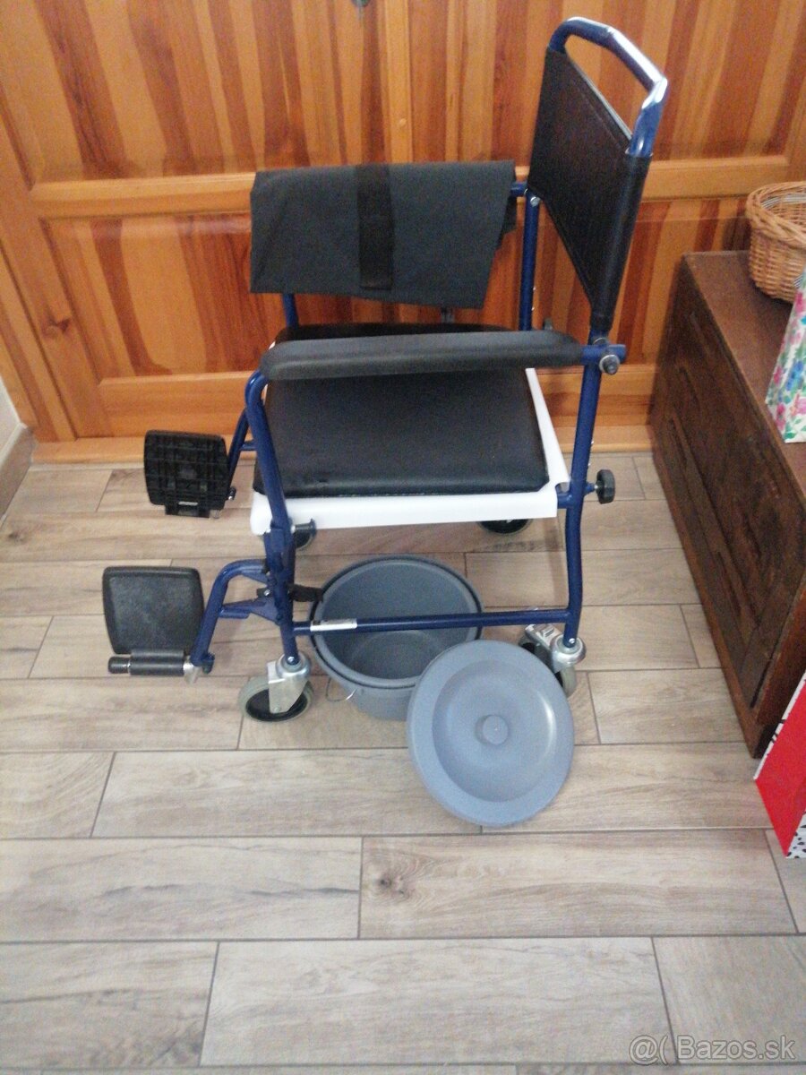 Invalidný vozík na kúpanie. - 2