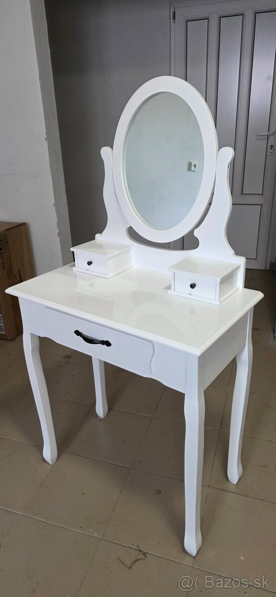 Kozmetický stolík - 2