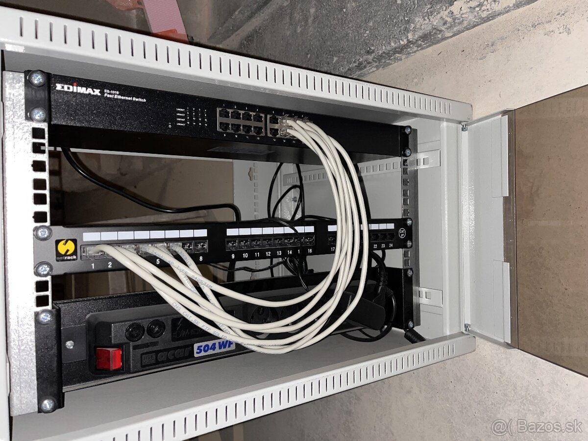 Dátový rozvádzač (Rack) Netrack 19" s výbavou + kľúče - 2