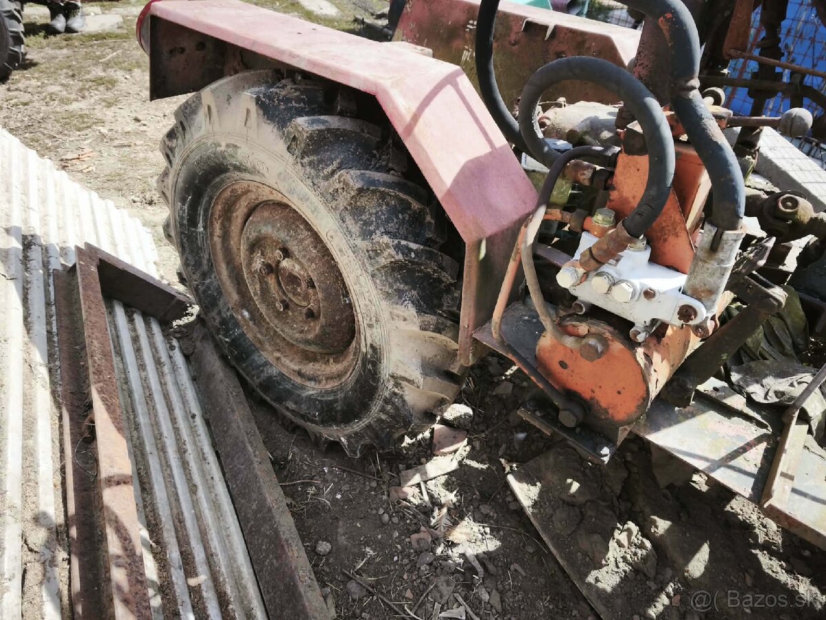 Traktor na súčiastky - 2