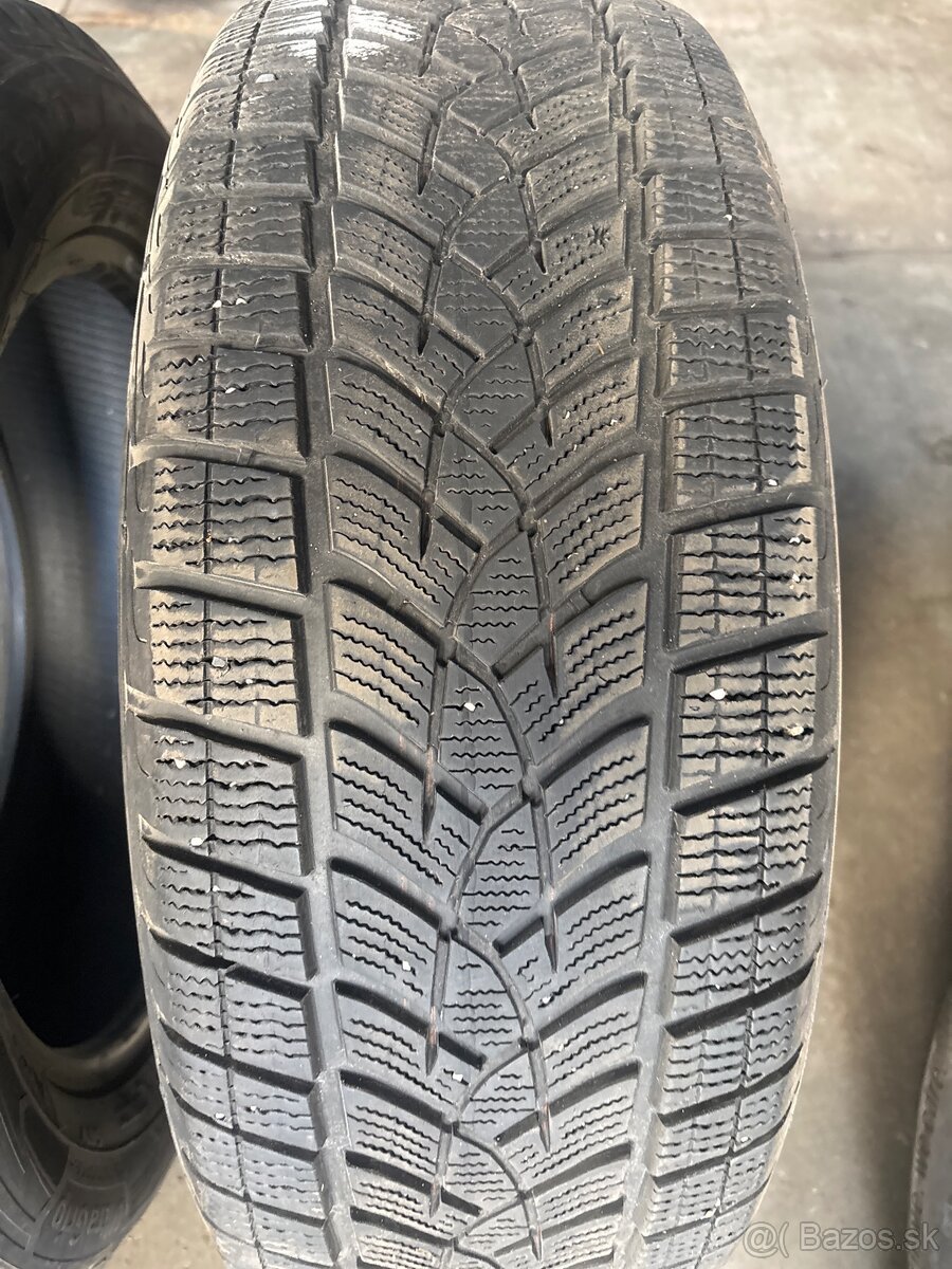 235/60rR18 - 2