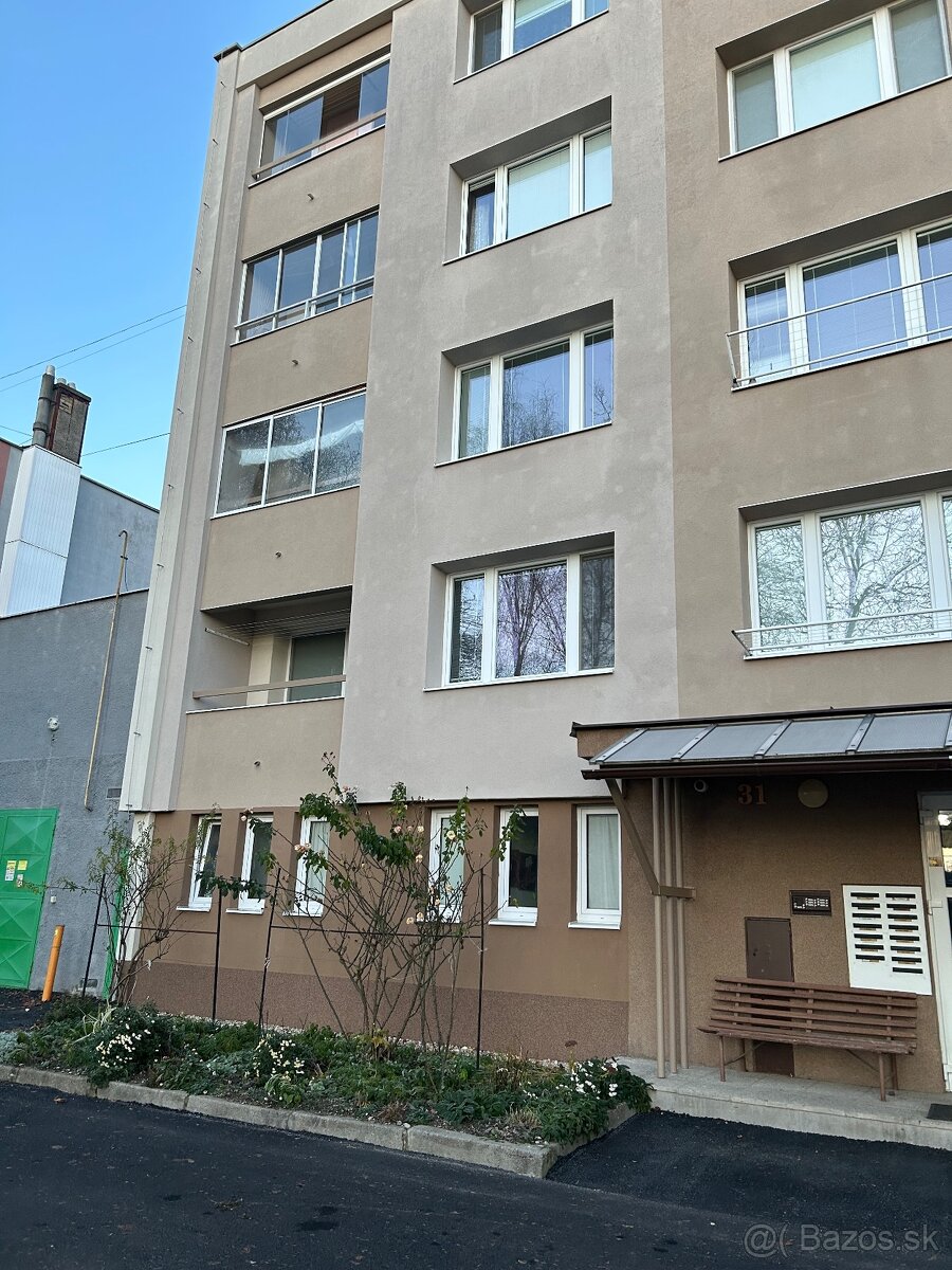 3-IZBOVÝ BYT S LOGGIOU V CENTRE RIMAVSKEJ SOBOTY - 2