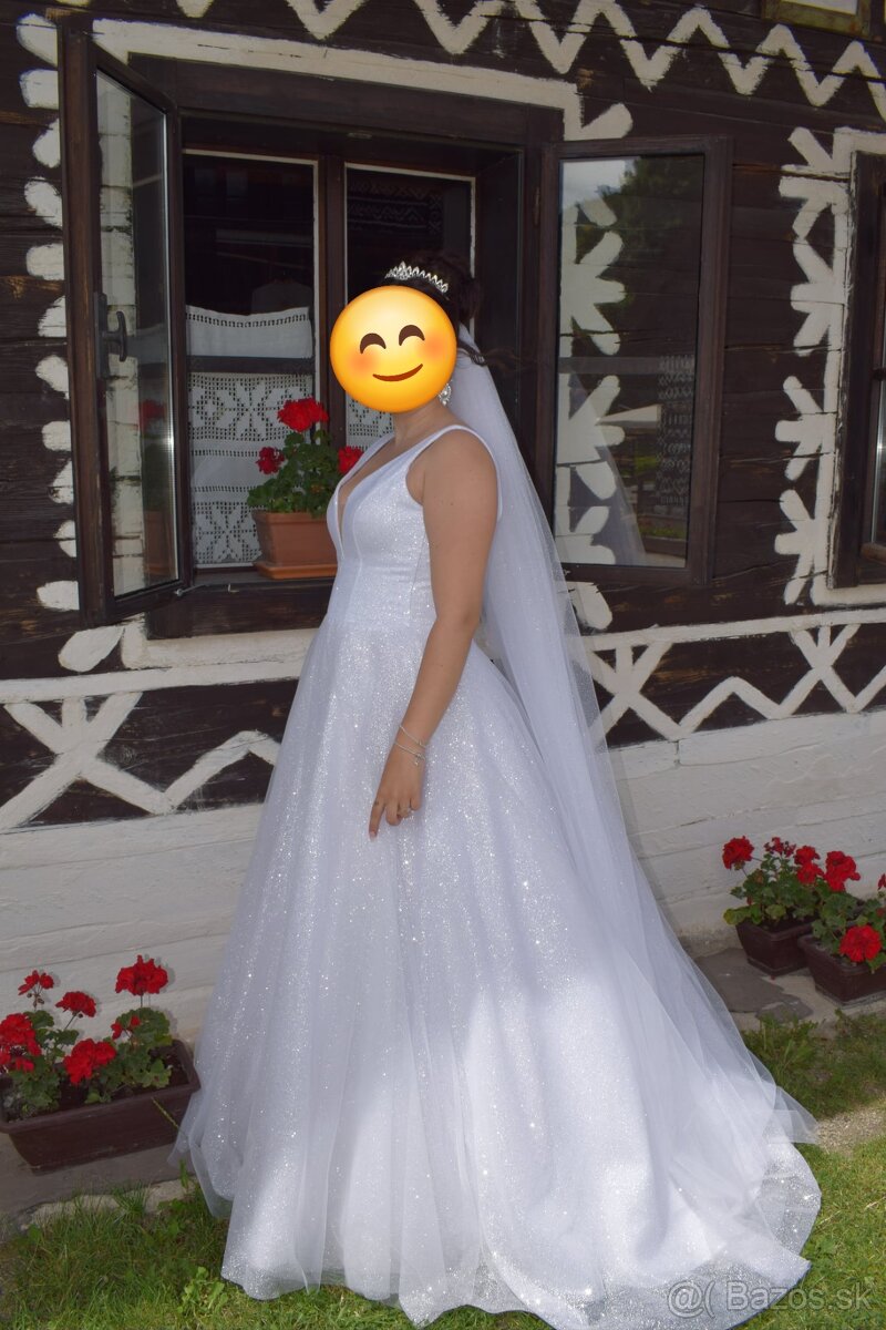 Trblietavé svadobné šaty - 2