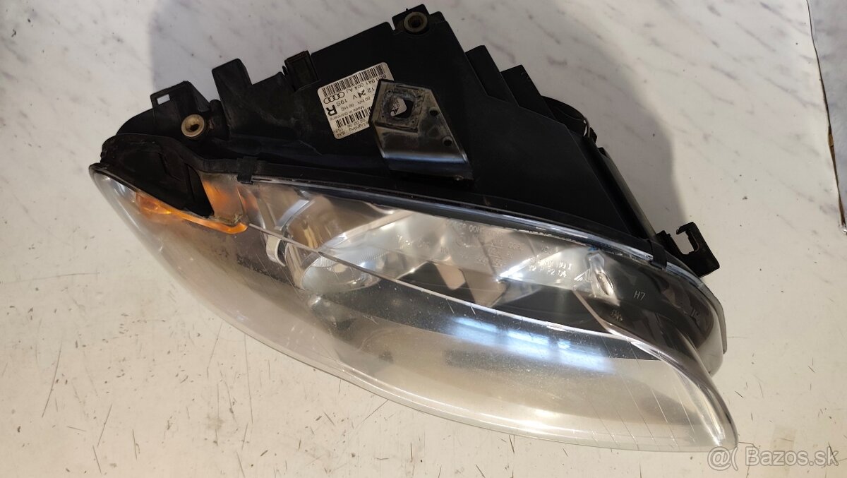 Svetlo Audi A4 B7 - 2