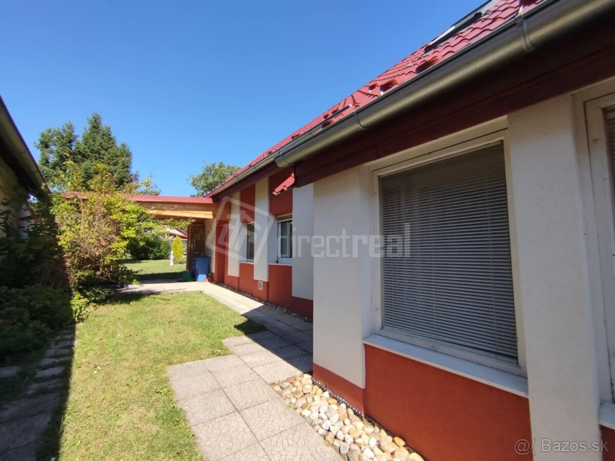 Pekný dom na slnečnom pozemku s bazénom a jazierkom - 2