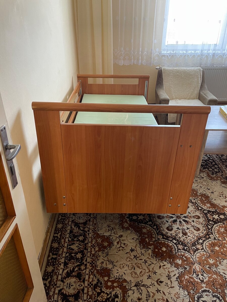 Polohovatelna zdravotnicka postel - 2