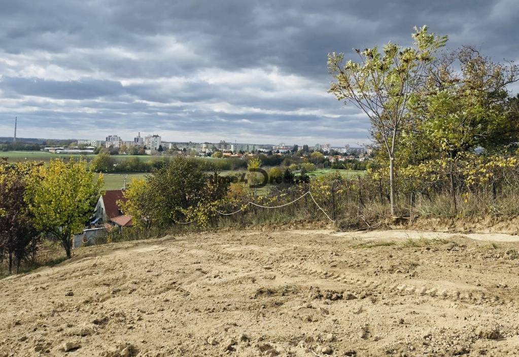Na predaj: Stavebný pozemok s výhľadom v meste Levice - 2