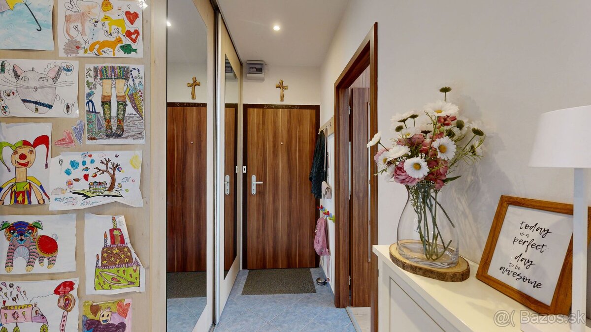NOVÁ CENAPonúkame na predaj priestranný 3-izbový byt s log - 2