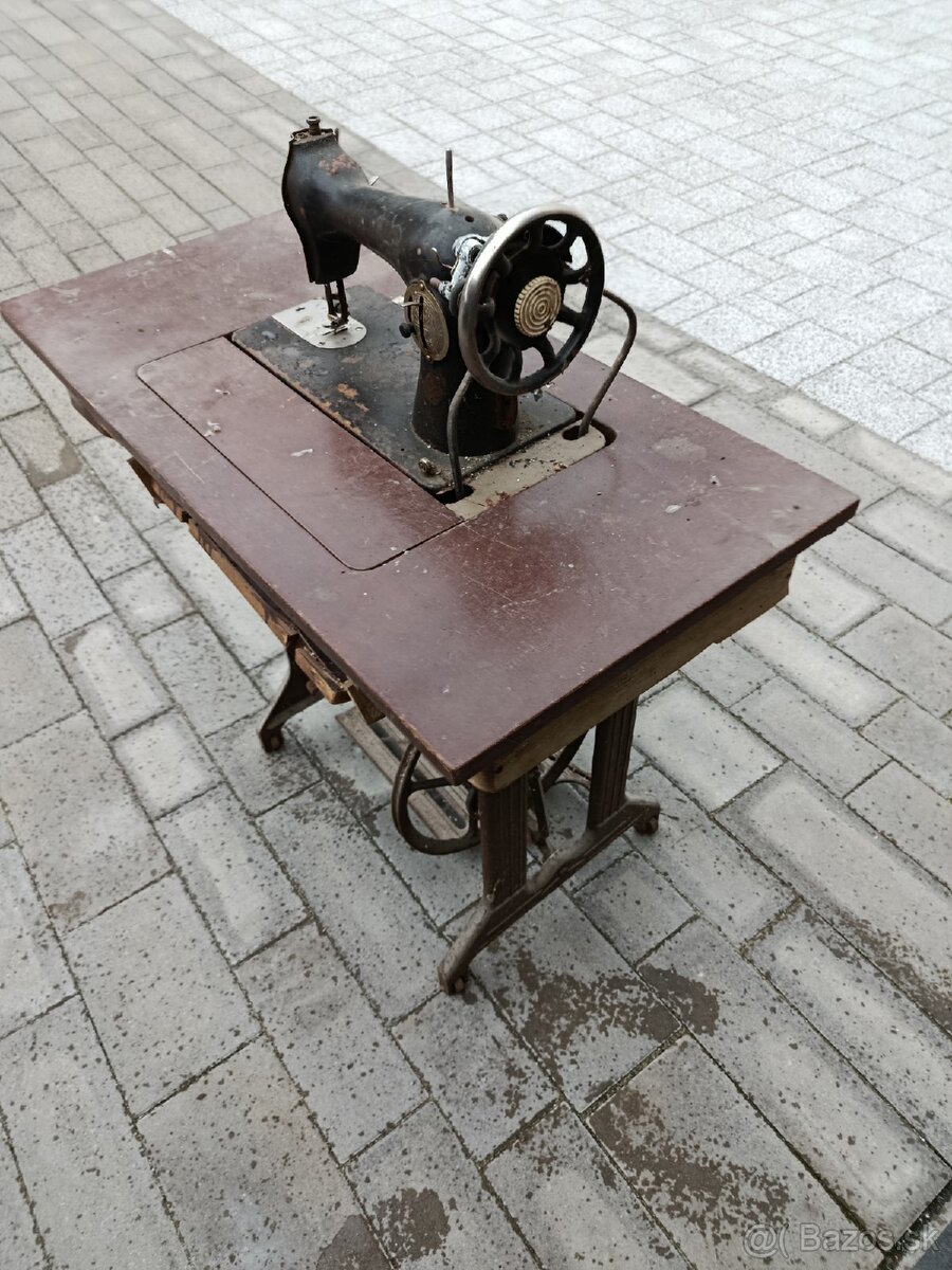 Starožitný šijací stroj - 2