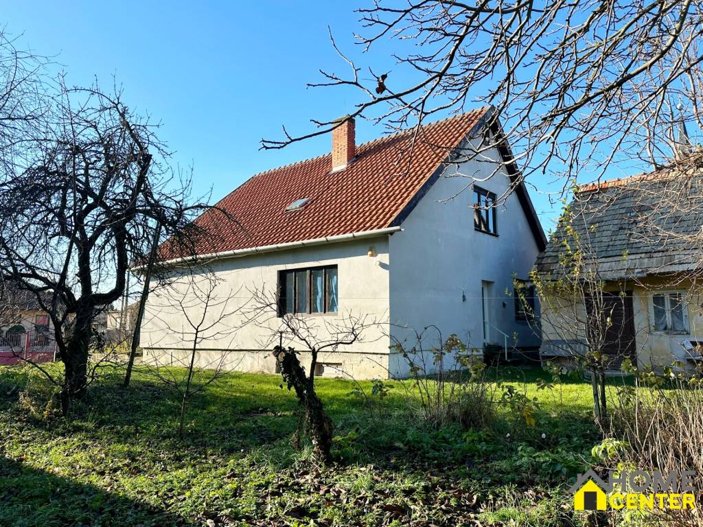 NA PREDAJ 5 IZBOVÝ POSCHODOVÝ DOM V CENTRE OBCE, IŽA, OKRES - 2