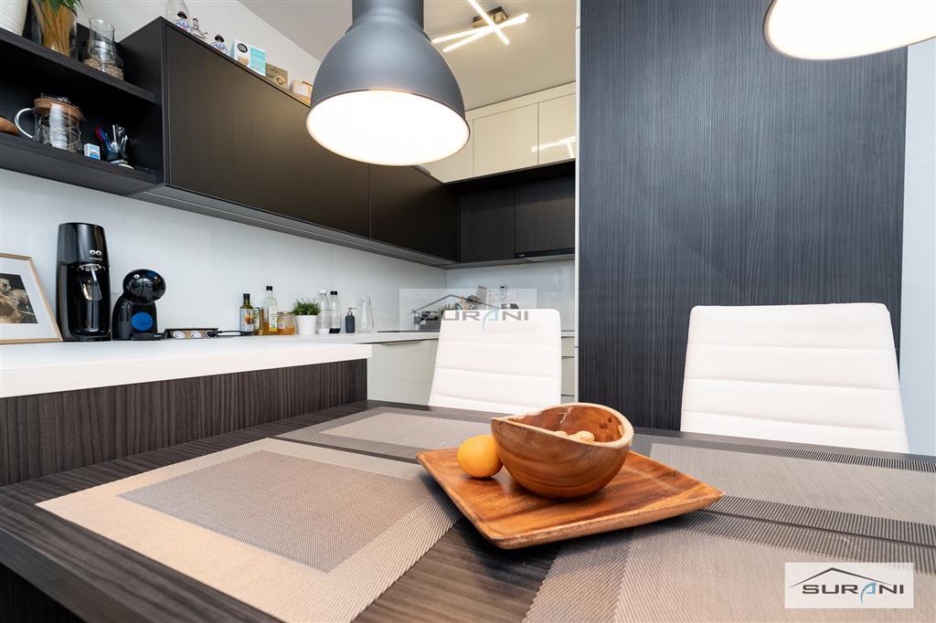 Zariadený 2-izbový byt s balkónom, parkovacie státie,... - 2