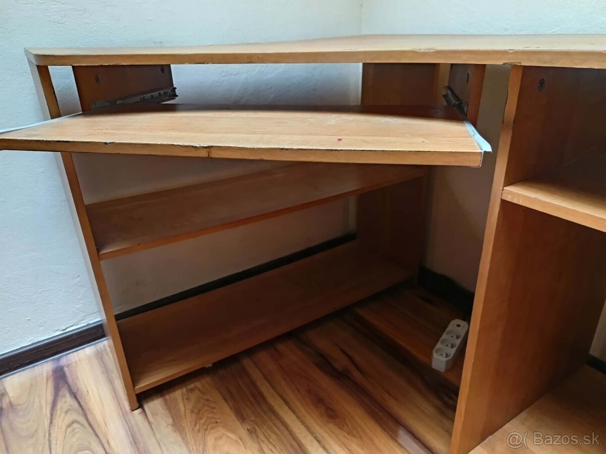 Pc rohový stolík. - 2