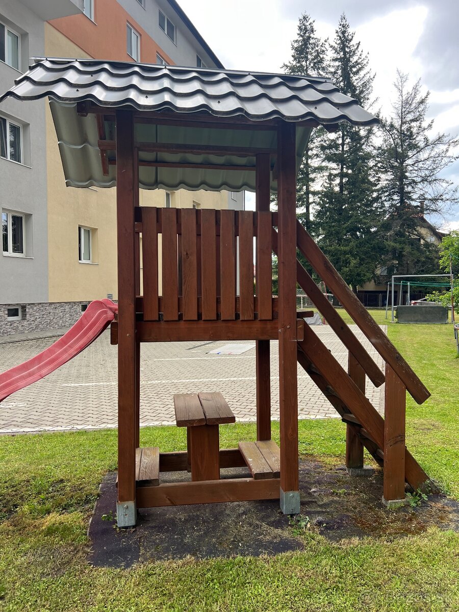 Záhradný domček so šmýkačkou. - 2