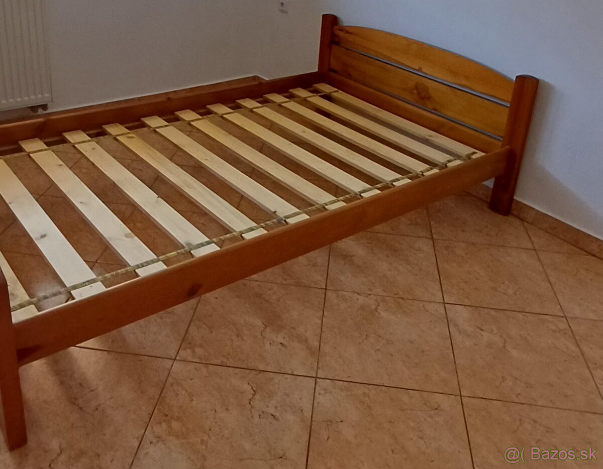 Predám posteľ z masivu s roštom - 2