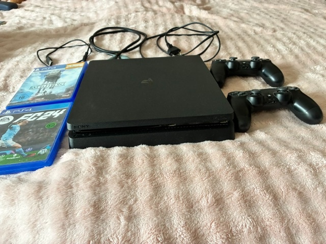 PS4 ,2x kontroler ,2x hra - 2