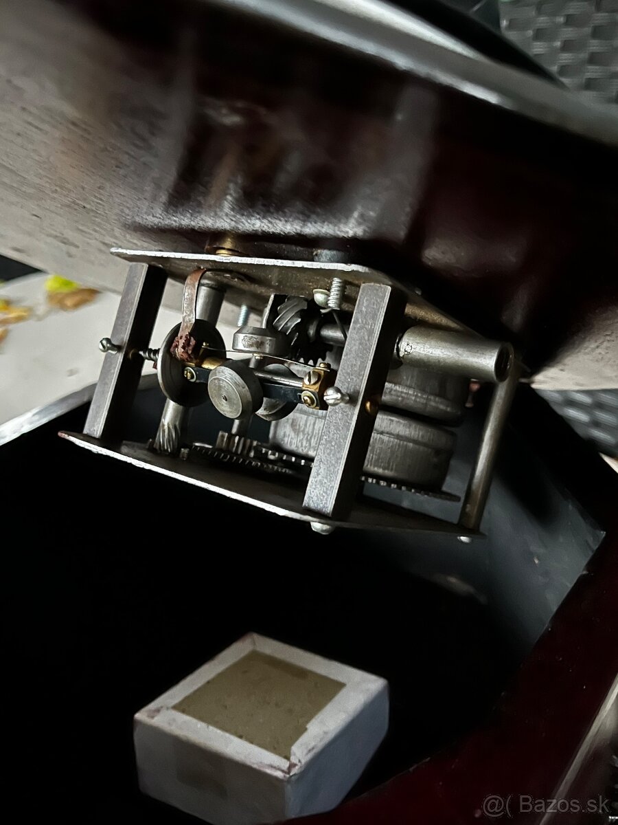 Gramofón s kľukou prehráva staré šelakové platne - 2