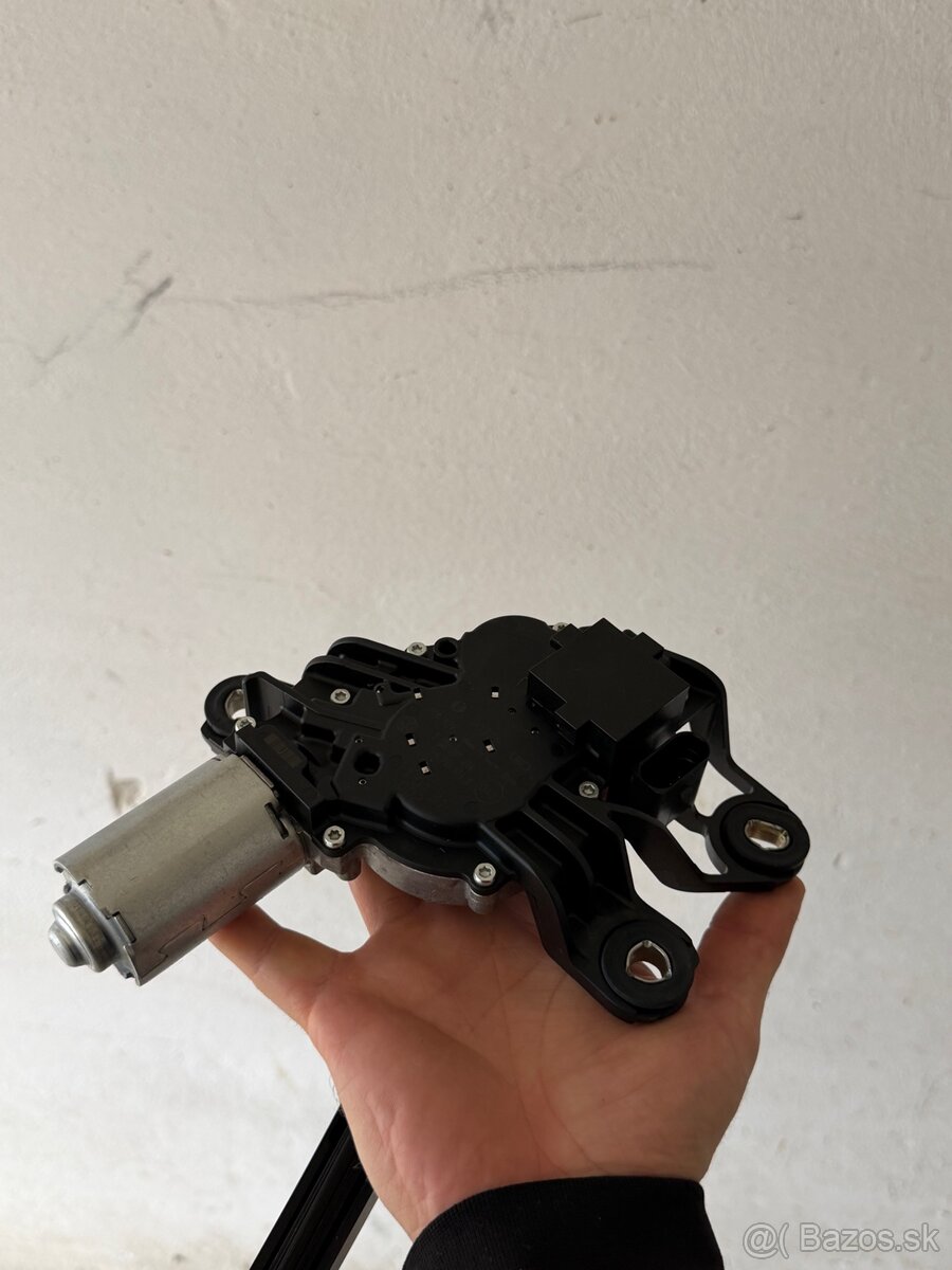 Motorček zadného stierača - 2