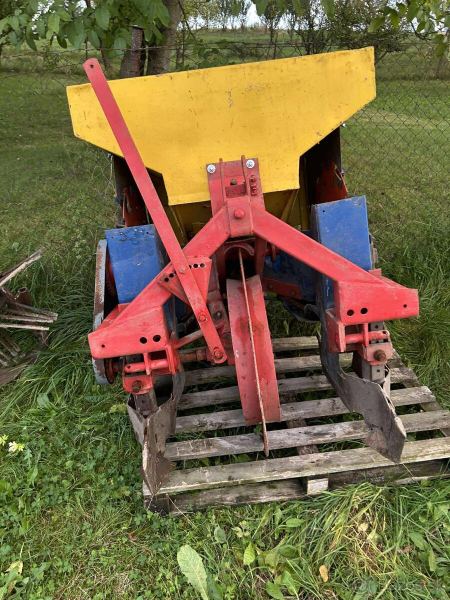 Predám český sadzač zemiakov Agrozet - 2